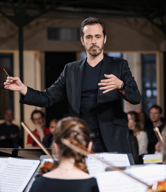 Matthieu Roy dirigeant un orchestre