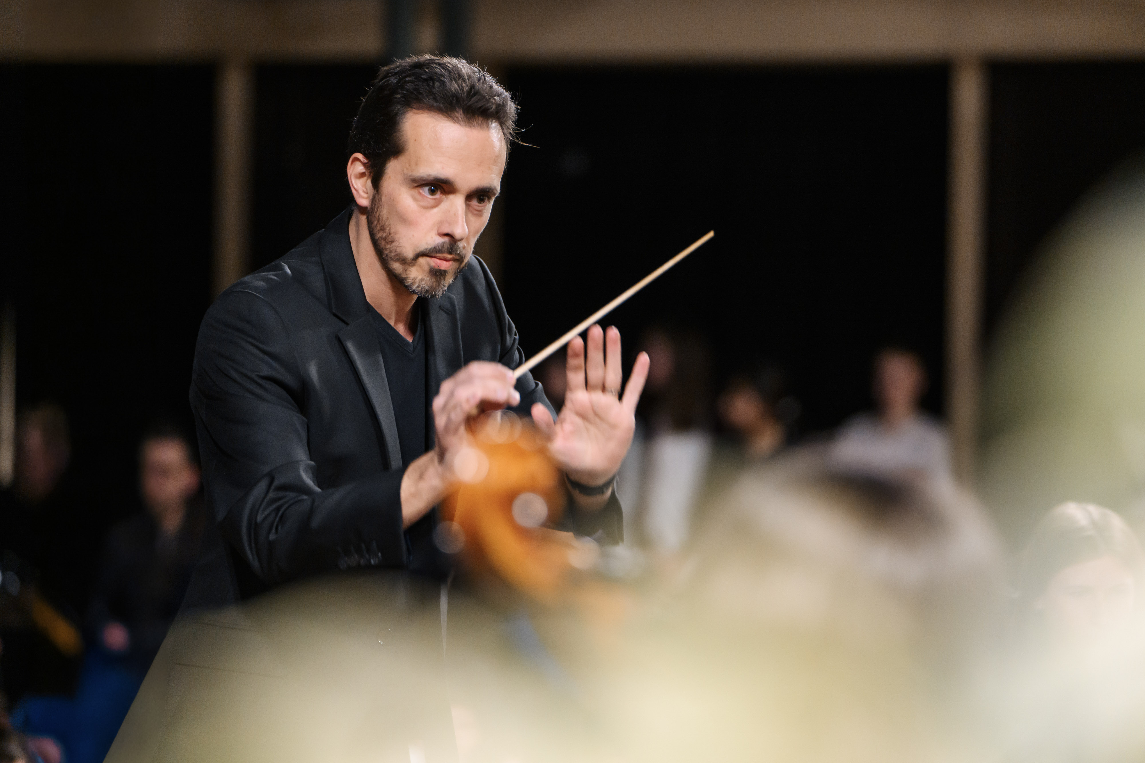 Matthieu Roy dirigeant un orchestre